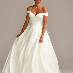 *NWT*  Off shoulder gown wedding dress w/ POCKETS!!